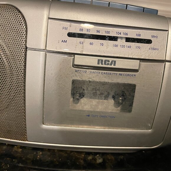 RCA RP7702S Portable Cassette Recorder Player AM/FM Radio - Picture 4 of 5